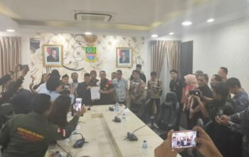 Plt Bupati Bekasi Asep Surya Atmaja saat menerima audiensi dengan aliansi pers Bekasi Raya di Kantor Pemkab Bekasi.