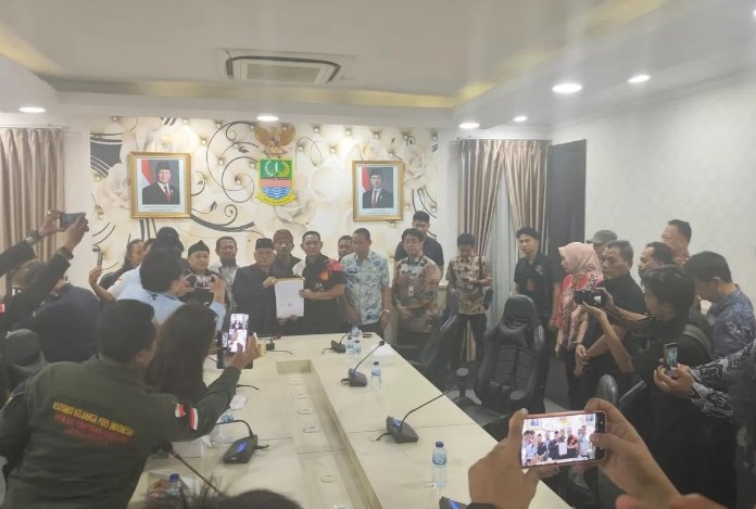Plt Bupati Bekasi Asep Surya Atmaja saat menerima audiensi dengan aliansi pers Bekasi Raya di Kantor Pemkab Bekasi.