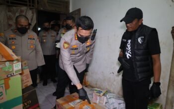 Kapolresta Cilacap Kombes Pol Yovan Fatika saat rilis pengungkapan kasus pabrik jamu tanpa izin edar di Kroya.