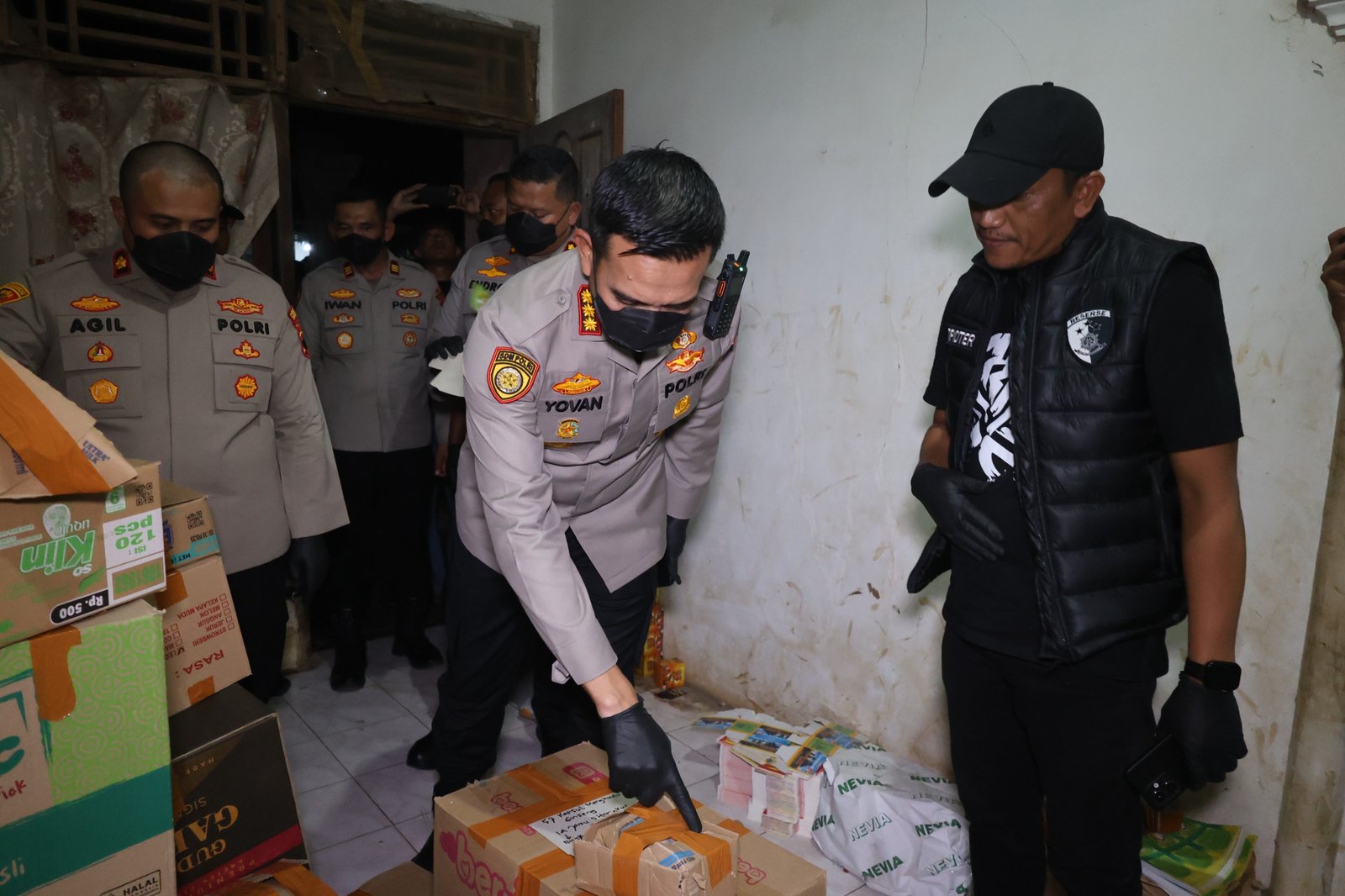 Kapolresta Cilacap Kombes Pol Yovan Fatika saat rilis pengungkapan kasus pabrik jamu tanpa izin edar di Kroya.