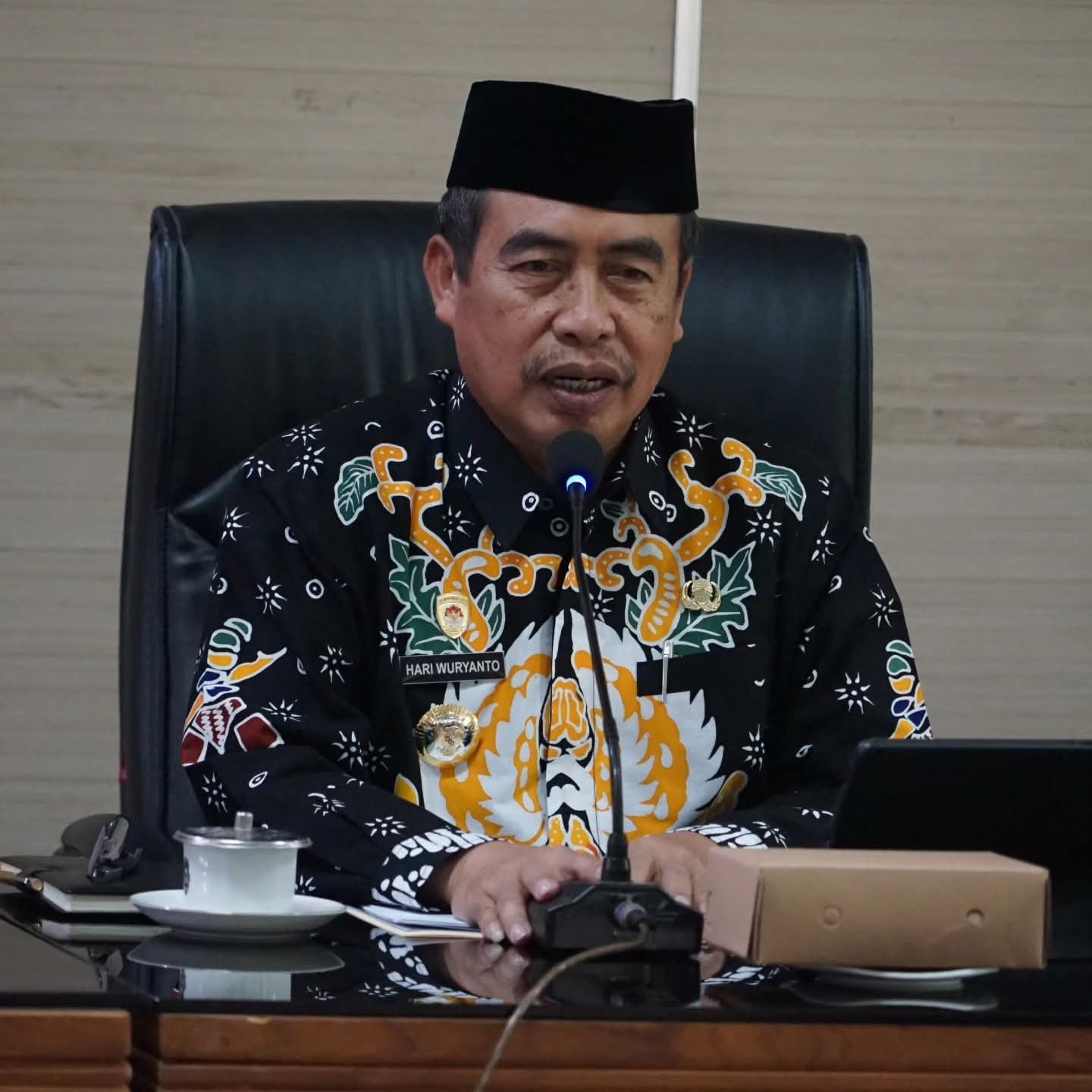 Bupati Madiun Hari Wuryanto bersama Wabup Purnomo Hadi dan Kajari Madiun saat memberikan pengarahan Sosialisasi Perbup 18/2026 di Puspem Madiun.