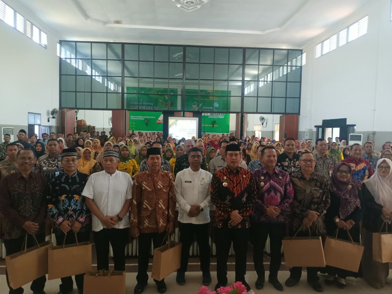 Bupati Madiun H. Hari Wuryanto saat memberikan pengarahan pembinaan kepala sekolah di Dinas Pendidikan Kabupaten Madiun.