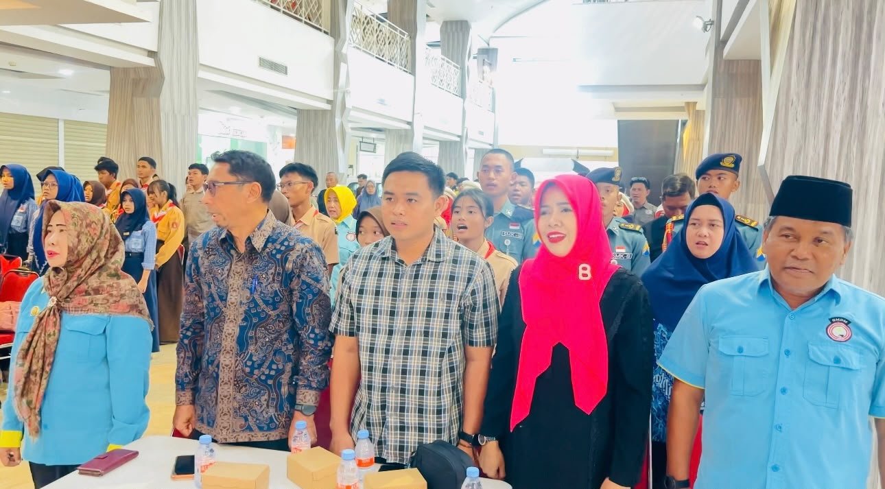Duta Anti Narkoba Jawa Timur Siti Rafika Hardhiansari saat memberikan motivasi dalam Talkshow P4GN di Gunawangsa Tidar Surabaya.