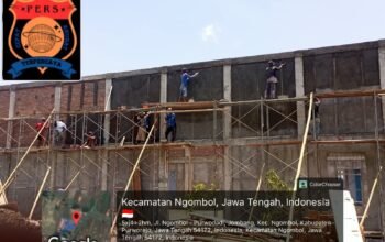 Sejumlah pekerja konstruksi memanjat perancah tinggi tanpa helm dan sabuk pengaman pada proyek revitalisasi SMKN 4 Purworejo.