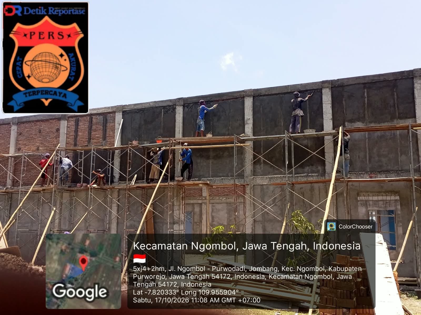 Sejumlah pekerja konstruksi memanjat perancah tinggi tanpa helm dan sabuk pengaman pada proyek revitalisasi SMKN 4 Purworejo.