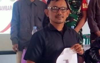 Calon Kepala Desa Cibogo Andi Sumpena memperlihatkan nomor urut 1 usai Rapat Pleno Terbuka di Subang.