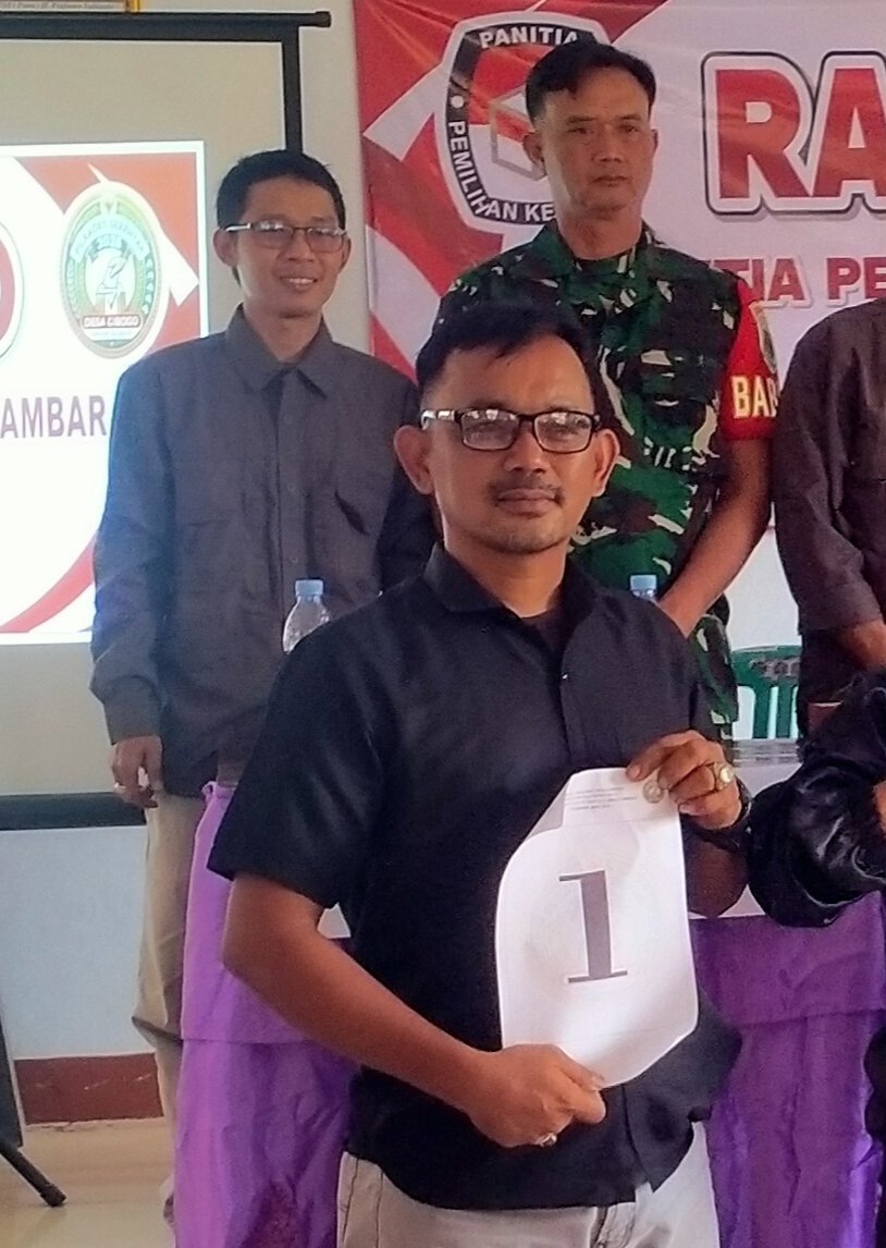 Calon Kepala Desa Cibogo Andi Sumpena memperlihatkan nomor urut 1 usai Rapat Pleno Terbuka di Subang.