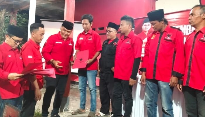 DPC PDIP Jember Lantik 63 Pengurus Ranting. Mampukah Perkuat Akar Rumput di Ajung?