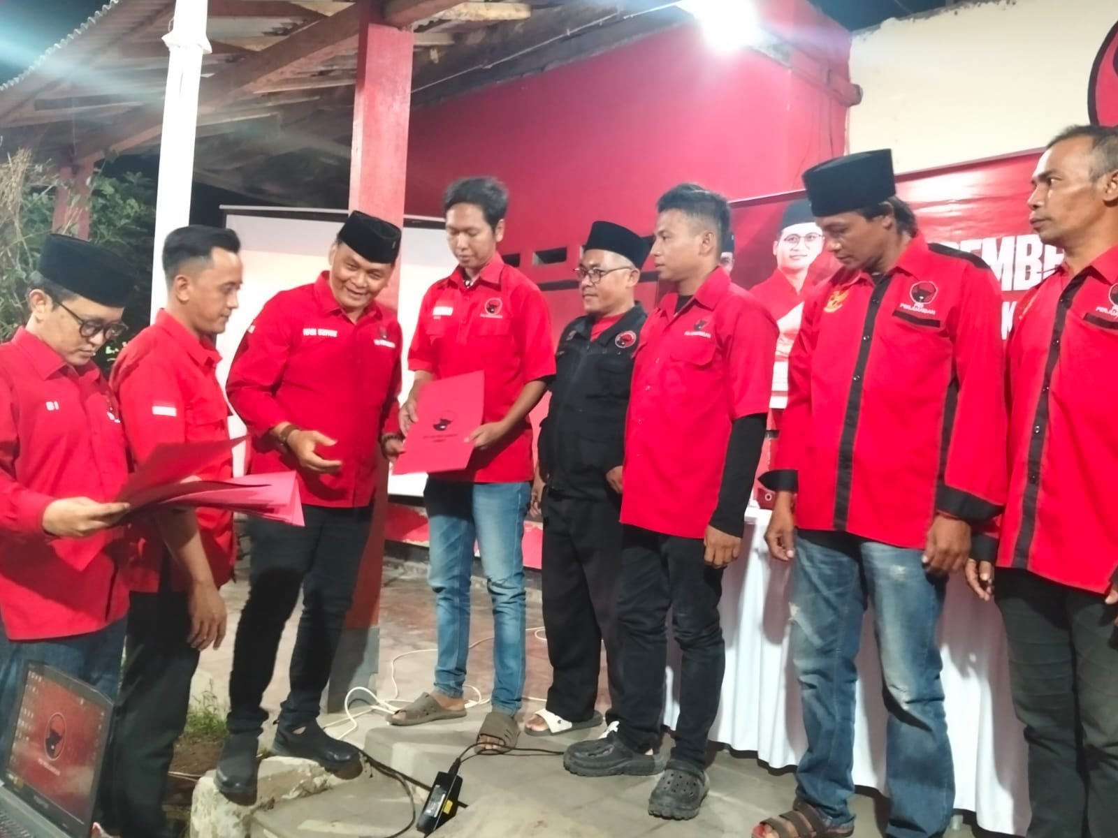 Pengampu Wilayah Ajung Hadi Supaat memimpin pelantikan 63 pengurus ranting PDI Perjuangan se-Kecamatan Ajung di Jember