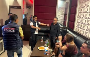 Tim gabungan Polres Pacitan saat memeriksa barang bawaan pengunjung cafe dan menyita barang bukti minuman keras.