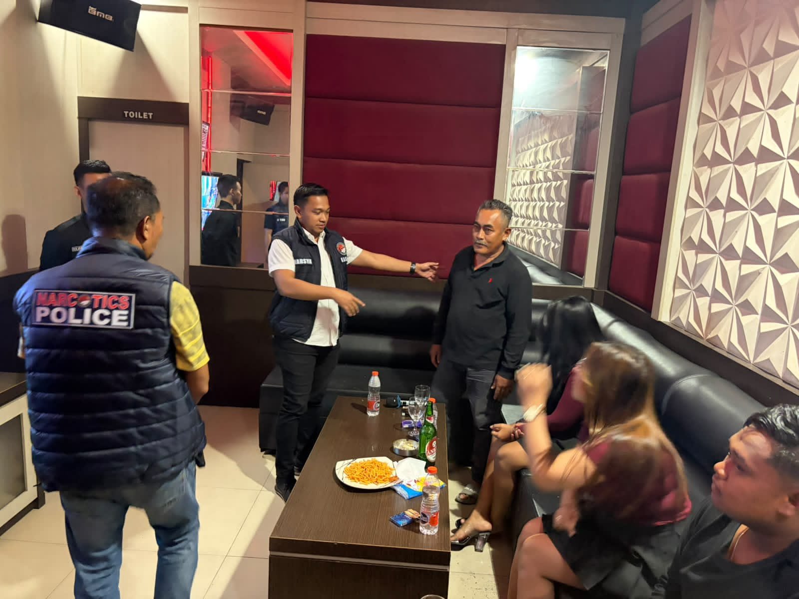 Tim gabungan Polres Pacitan saat memeriksa barang bawaan pengunjung cafe dan menyita barang bukti minuman keras.
