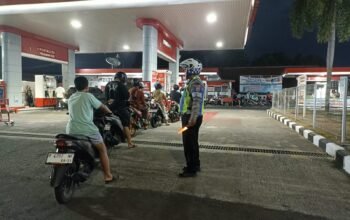 Anggota Polres Jember saat melakukan pengawasan dan pemantauan stok BBM di salah satu SPBU wilayah Jember.