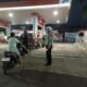 Anggota Polres Jember saat melakukan pengawasan dan pemantauan stok BBM di salah satu SPBU wilayah Jember.