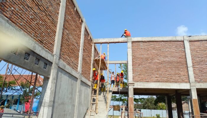 Janji Dilunasi Pemborong SMKN 4 Purworejo. Akankah Keselamatan Kerja Konsisten Terjaga?