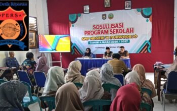 SMPN 16 Purworejo Buka-Bukaan Anggaran BOS. Mampukah Wujudkan Transparansi Sekolah? Kepala SMPN 16 Purworejo Dwi Retno Untari saat memaparkan sosialisasi penggunaan anggaran BOS di hadapan wali murid.