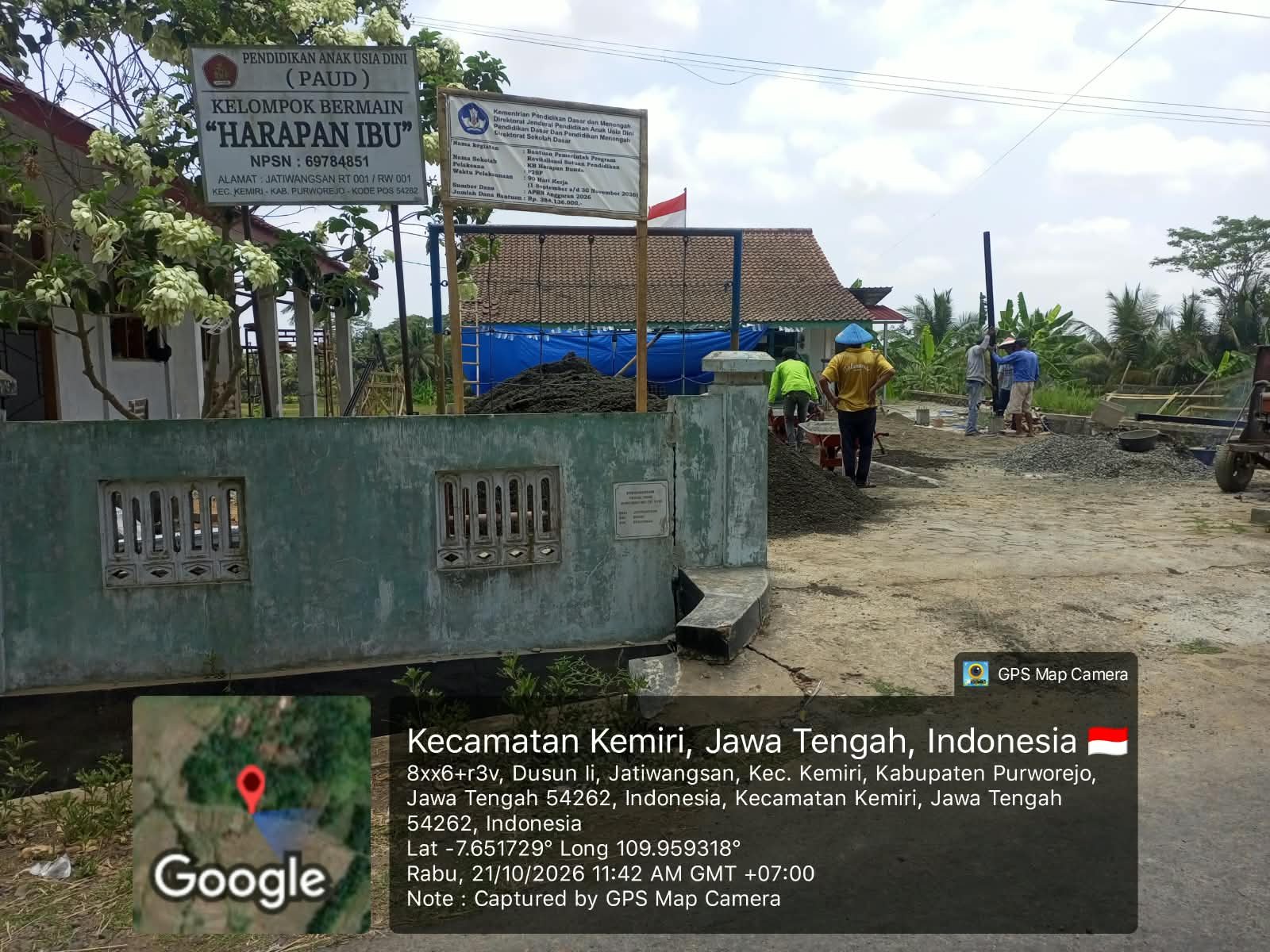 Aktivitas pekerja proyek revitalisasi KB Harapan Ibu Desa Jatiwangsan Kemiri Purworejo yang disorot warga dan media.