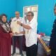 Kepala BPN Cilacap Andri Kristanto secara simbolis menyerahkan sertifikat tanah PTSL kepada warga Desa Grugu Kawunganten.