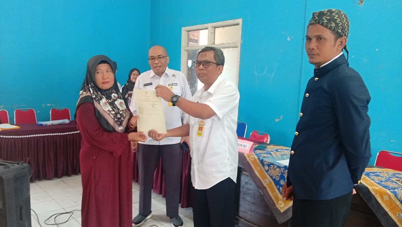 Kepala BPN Cilacap Andri Kristanto secara simbolis menyerahkan sertifikat tanah PTSL kepada warga Desa Grugu Kawunganten.
