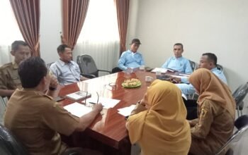 Jajaran UPTD Puskeswan Jonggol bersama para Penyuluh Perikanan dan Peternakan Swadaya saat rapat evaluasi bulanan di Aula Pasar Hewan Jonggol.