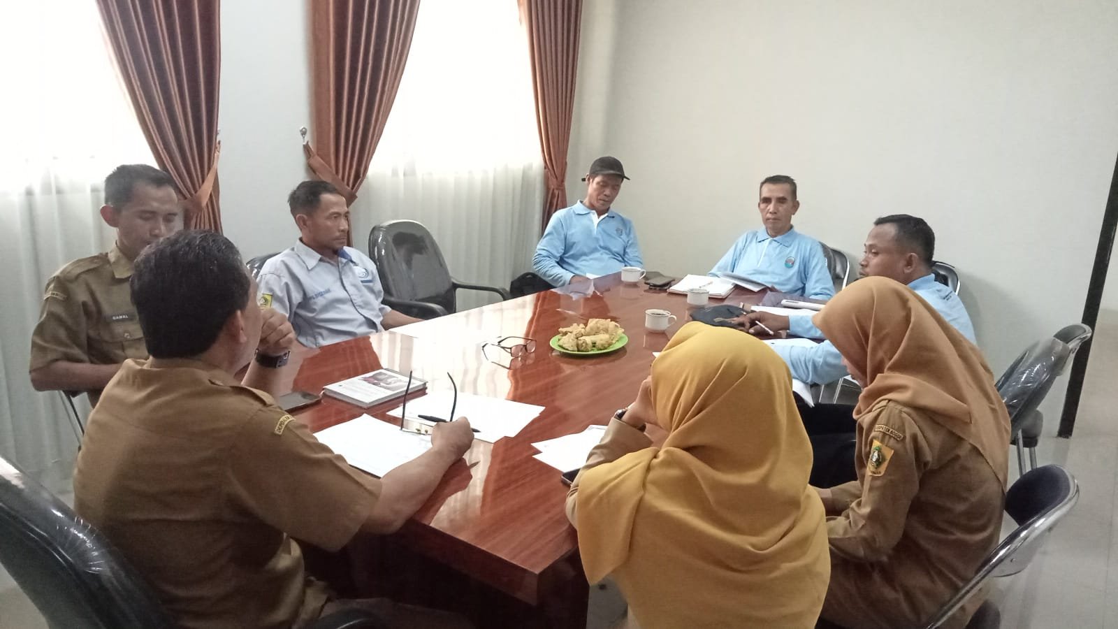 Jajaran UPTD Puskeswan Jonggol bersama para Penyuluh Perikanan dan Peternakan Swadaya saat rapat evaluasi bulanan di Aula Pasar Hewan Jonggol.