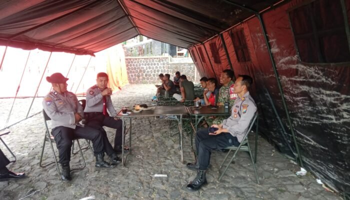 Siaga Bencana Karhutla Gunung Lawu, Sinergi Polisi Bersama Masyarakat dan Tim Gabungan Pantau Cemorosewu  MAGETAN — Detikreportase.com–Guna mengantisipasi dampak kebakaran hutan dan lahan (Karhutla) di kawasan Gunung Lawu, jajaran Polsek Plaosan bersama tim gabungan menggelar kesiapsiagaan di Posko Siaga Karhutla Cemorosewu, Kecamatan Plaosan, Kabupaten Magetan, pada Selasa (26/10/2026). Langkah ini diambil untuk memastikan wilayah perbatasan Jawa Timur dan Jawa Tengah tetap aman serta terkendali dari potensi penyebaran api.  Kegiatan siaga yang dimulai sekitar pukul 10.00 WIB tersebut menerjunkan kekuatan penuh lintas instansi. Kapolsek Plaosan memimpin langsung anggotanya yang berkolaborasi dengan Unit Pam Obvit Polsek Plaosan, Sat Samapta Polres Magetan, Kodim Magetan (Koramil Plaosan), Perhutani, BPBD Kabupaten Magetan, hingga jajaran relawan Cemorosewu.  Berdasarkan pemantauan langsung dari 8 personel relawan yang menyisir area puncak Gunung Lawu—baik melalui jalur pendakian Cemorosewu maupun Cemoro Kandang—kepulan asap saat ini masih terpantau di kawasan Ngargoyoso dan Gondosuli, Karanganyar. Kendati demikian, kepulan asap di sekitar Pos 1 Cemoro Kandang dilaporkan sudah mulai padam, meski tim relawan tetap disiagakan di lokasi tersebut guna mengantisipasi munculnya titik api susulan.  Meskipun kondisi cuaca di sekitar Cemorosewu terpantau mendung, berkabut, dan angin bertiup ke arah Barat Laut, seluruh personel tim gabungan dipastikan tetap standby di Posko Cemorosewu. Petugas terus memantau pergerakan arah angin dan mengumpulkan informasi terkini mengenai perkembangan situasi kebakaran di wilayah Karanganyar, Jawa Tengah.  Kapolsek Plaosan, AKP Agus Witarno, menegaskan pentingnya kolaborasi dan kesiapsiagaan seluruh elemen dalam menjaga kelestarian alam serta keselamatan warga. “Sesuai dengan semangat polisi bersama masyarakat, kami hadir bersama TNI, instansi terkait, dan para relawan untuk melindungi kawasan Gunung Lawu dari ancaman kebakaran hutan. Kesiapsiagaan ini adalah bentuk tanggung jawab moral kita bersama demi keamanan lingkungan dan keselamatan warga,” ujar AKP Agus Witarno di Posko Cemorosewu.  Secara keseluruhan, koordinasi solid antara pihak kepolisian, TNI, instansi terkait, dan relawan terus berjalan optimal demi memastikan area Cemorosewu dan sekitarnya tetap kondusif. Hingga berita ini diturunkan, seluruh personel gabungan masih terus bersiaga penuh di lapangan sambil terus memantau perkembangan situasi cuaca dan titik api. (Daen)