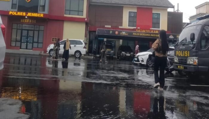 PULUHAN IBU-IBU Korban Arisan Bodong di Ajung Kembali Datangi Polres Jember, Minta Tindak Lanjut