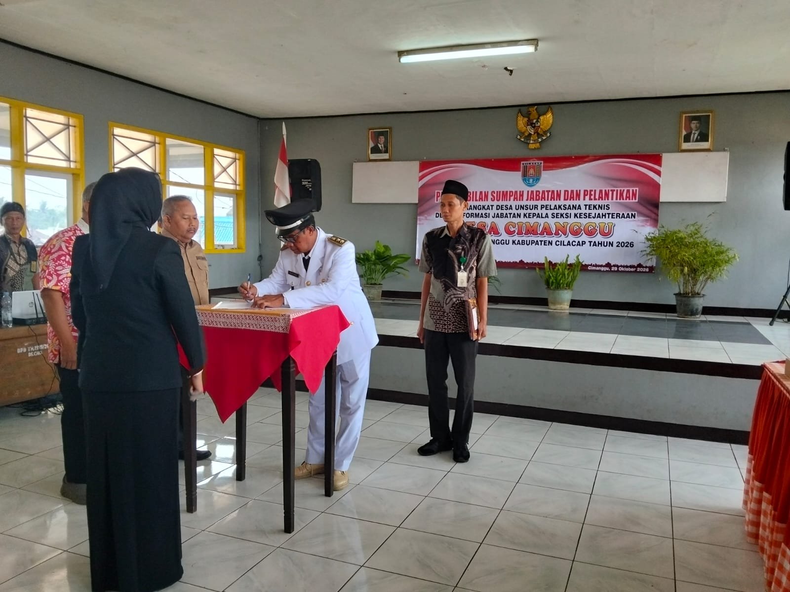 Kepala Desa Cimanggu Waryono saat memimpin pelantikan dan pengambilan sumpah jabatan Kasi Kesejahteraan Desa Cimanggu