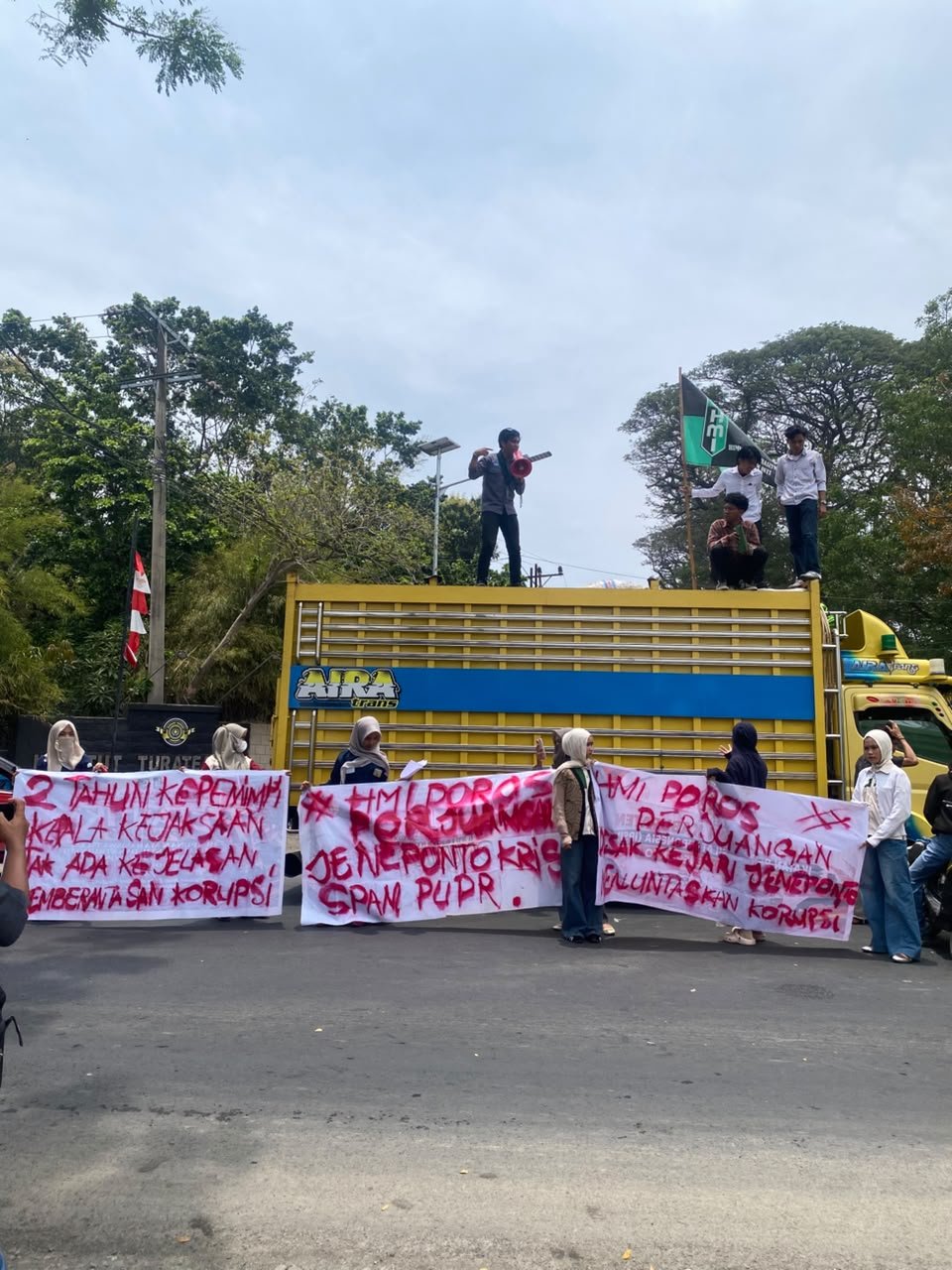 Mahasiswa HMI Jeneponto menggelar aksi unjuk rasa di depan Kantor Kejari Jeneponto menuntut pengusutan kasus korupsi SPAM.