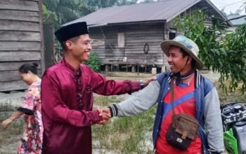 Juhendri alias Joe Kacaw menyerahkan berkas pendaftaran Pilkades Sungai Ara di Pelalawan.