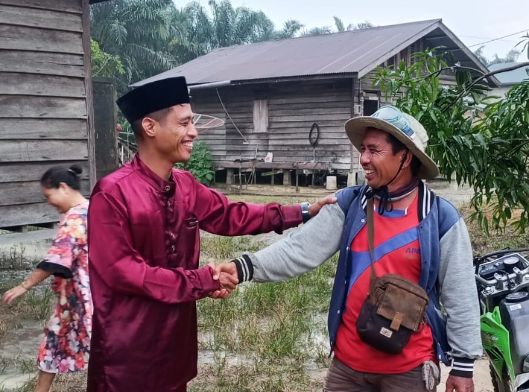 Juhendri alias Joe Kacaw menyerahkan berkas pendaftaran Pilkades Sungai Ara di Pelalawan.