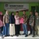 Samsur Bahari bersama istri saat menyerahkan berkas pendaftaran Pilkades Dusun Tua di Pelalawan.