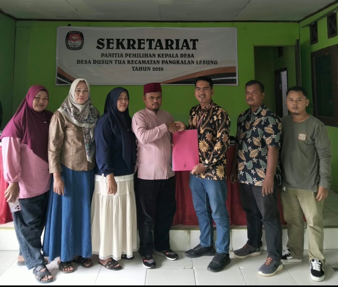 Samsur Bahari bersama istri saat menyerahkan berkas pendaftaran Pilkades Dusun Tua di Pelalawan.