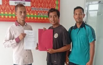 Syahrin Mulyadin Resmi Mendaftar Pilkades Kuala Tolam, Bawa Gagasan Desa Maju dan Transparan Syahrin Mulyadin saat menyerahkan berkas pendaftaran calon Kepala Desa Kuala Tolam di Pelalawan.
