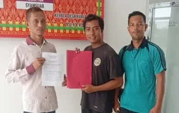 Syahrin Mulyadin saat menyerahkan berkas pendaftaran calon Kepala Desa Kuala Tolam di Pelalawan.