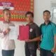 Syahrin Mulyadin saat menyerahkan berkas pendaftaran calon Kepala Desa Kuala Tolam di Pelalawan.