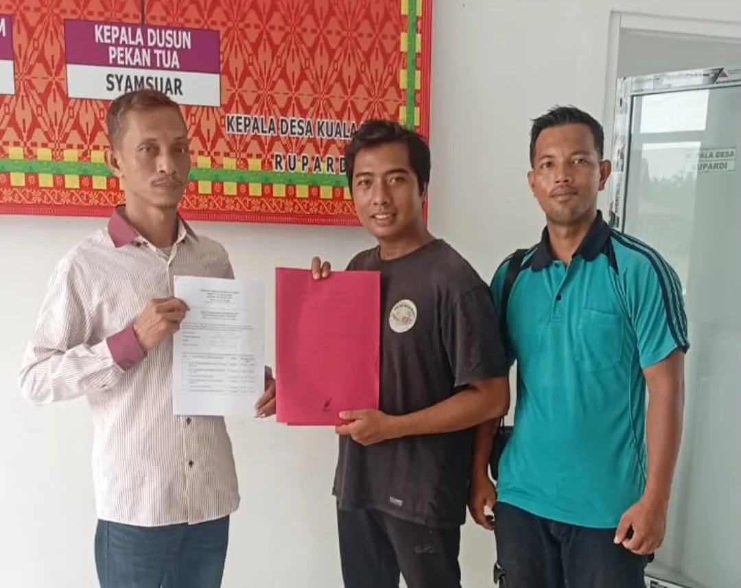 Syahrin Mulyadin saat menyerahkan berkas pendaftaran calon Kepala Desa Kuala Tolam di Pelalawan.