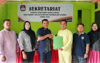 Ratnan Iswan saat mendaftarkan diri sebagai bakal calon Kepala Desa Dusun Tua di Pelalawan.