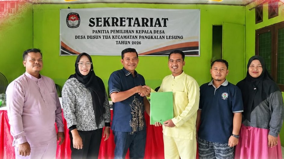 Ratnan Iswan saat mendaftarkan diri sebagai bakal calon Kepala Desa Dusun Tua di Pelalawan.