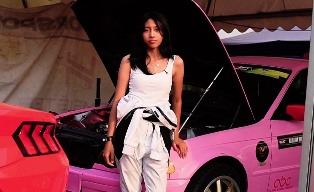Raihana Anaya Setyawan bersama mobil BMW E46 miliknya di Sirkuit Mijen Semarang.
