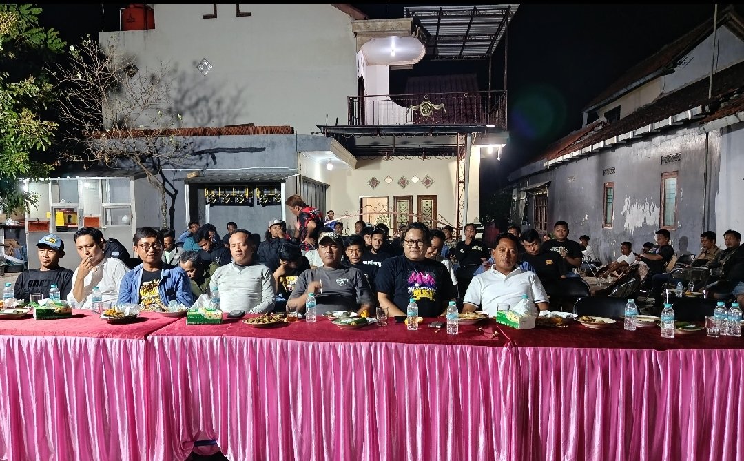 Suasana pertemuan silaturahmi dan penguatan soliditas Paguyuban Merpati Kolong Purworejo di Senepo.