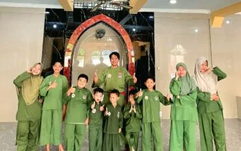Suasana latihan rutin pesilat muda Persinas ASAD Rungkut Kidul Surabaya di Masjid Miftahul Huda.