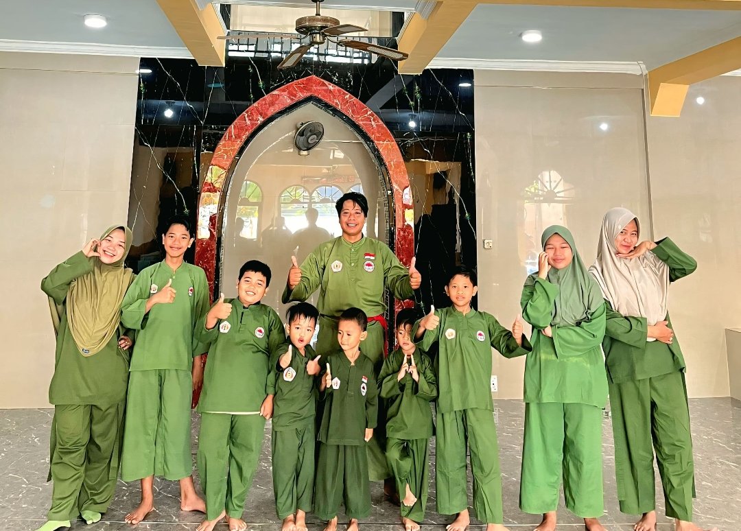 Suasana latihan rutin pesilat muda Persinas ASAD Rungkut Kidul Surabaya di Masjid Miftahul Huda.