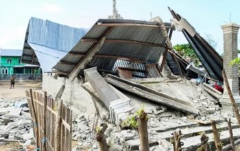 Gempa Sumba Barat Daya Masih Berlanjut, BMKG Catat Gempa Susulan Pagi Ini, Warga Dihimbau Waspada. Petugas BMKG memantau grafik aktivitas kegempaan susulan di Sumba Barat Daya, NTT.