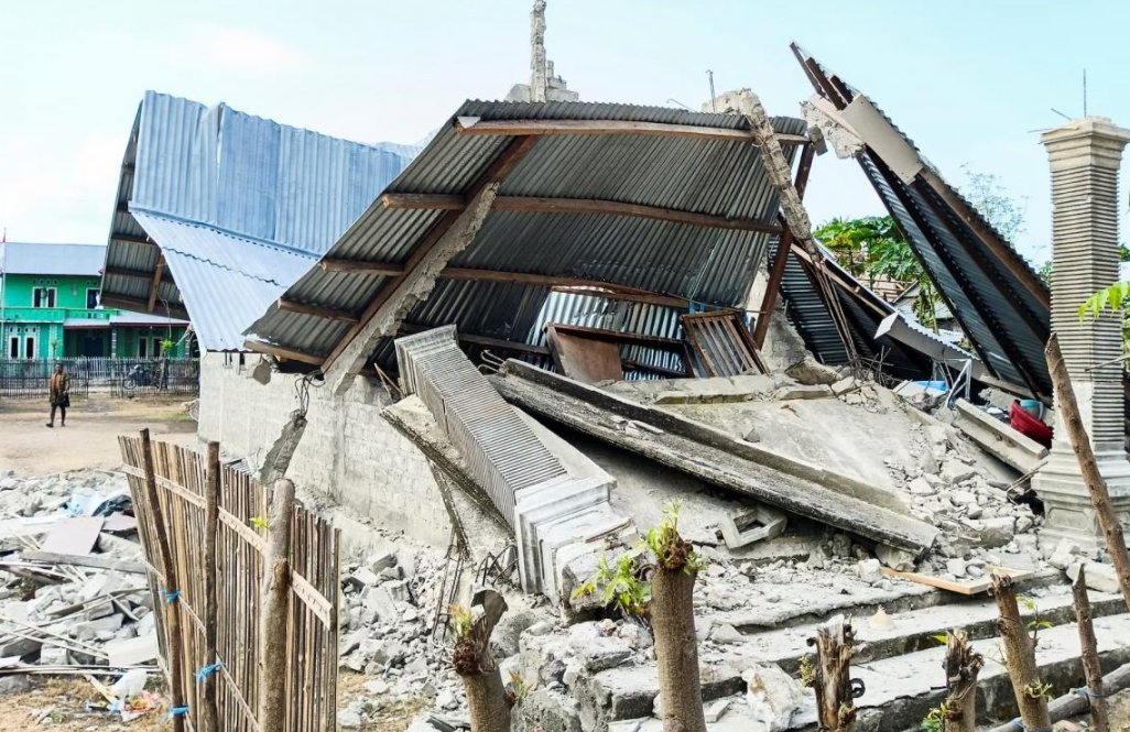 Petugas BMKG memantau grafik aktivitas kegempaan susulan di Sumba Barat Daya, NTT.