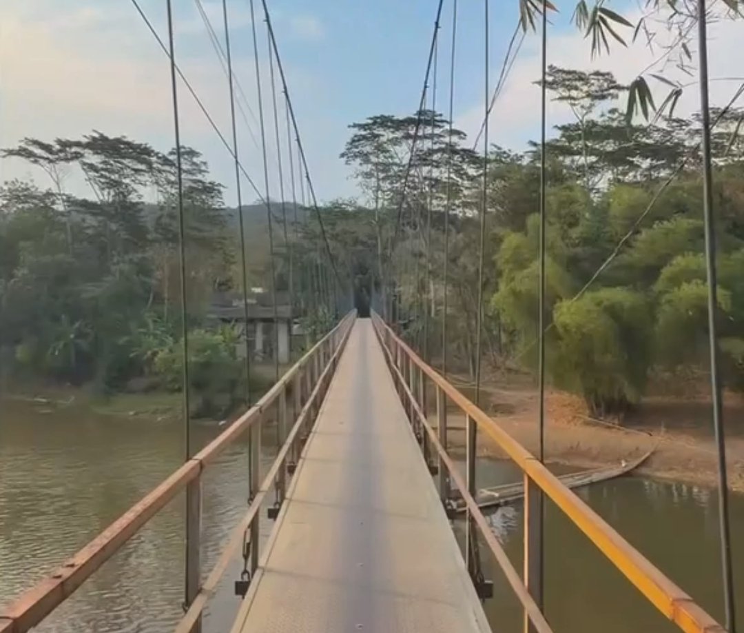 Rawayan gantung yang menghubungkan Desa Sukakerta dan Bojonglarang di Kadupandak, Cianjur Selatan.