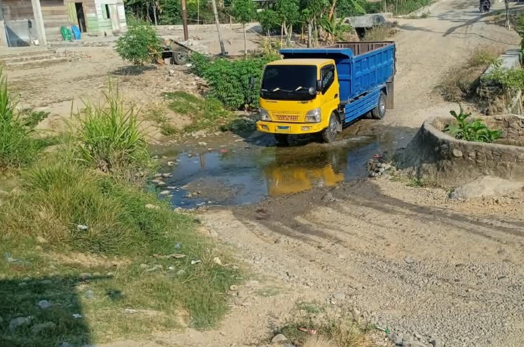 Kondisi jalan rusak dan berlumpur di kawasan SP2, Kecamatan Wonosari, Kabupaten Boalemo.