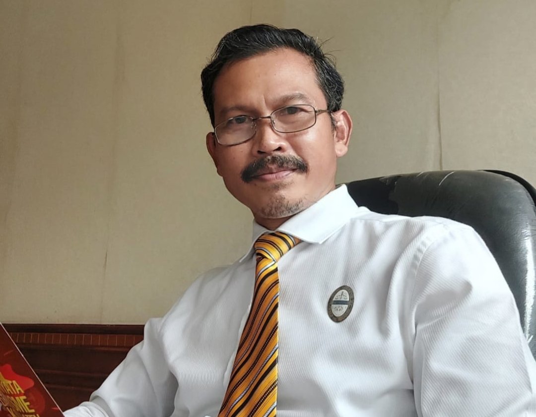 Direktur YLBH Fajar Trilakasana Andi Fajar Yulianto saat memberikan keterangan pers terkait putusan MK.