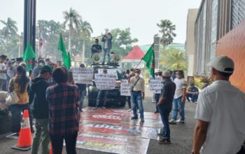 Aksi unjuk rasa gabungan mahasiswa menuntut penanganan karhutla dan transparansi anggaran di Kantor Gubernur Sumsel.