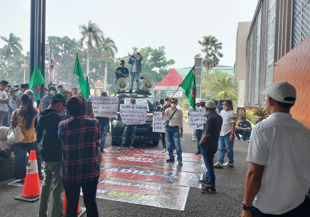 Aksi unjuk rasa gabungan mahasiswa menuntut penanganan karhutla dan transparansi anggaran di Kantor Gubernur Sumsel.