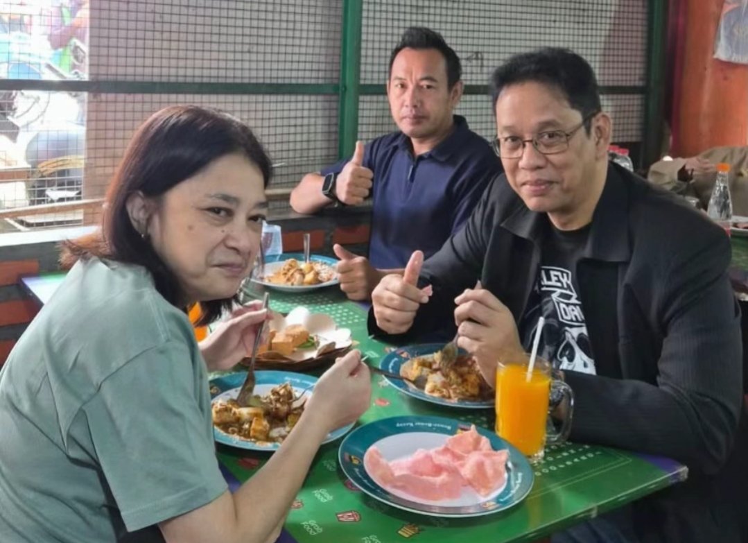 Mantan Menteri Keuangan Purbaya Yudhi Sadewa saat menikmati sarapan kupat tahu di Bandung bersama istri.